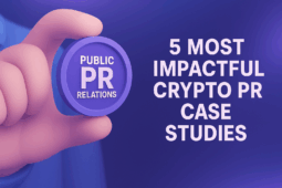 Mano que sostiene una insignia de relaciones públicas morada que representa los 5 casos prácticos de relaciones públicas de criptomonedas más impactantes de 2022-2025, que ilustran las exitosas campañas de relaciones públicas de criptomonedas y de marketing de blockchain para los profesionales del sector.