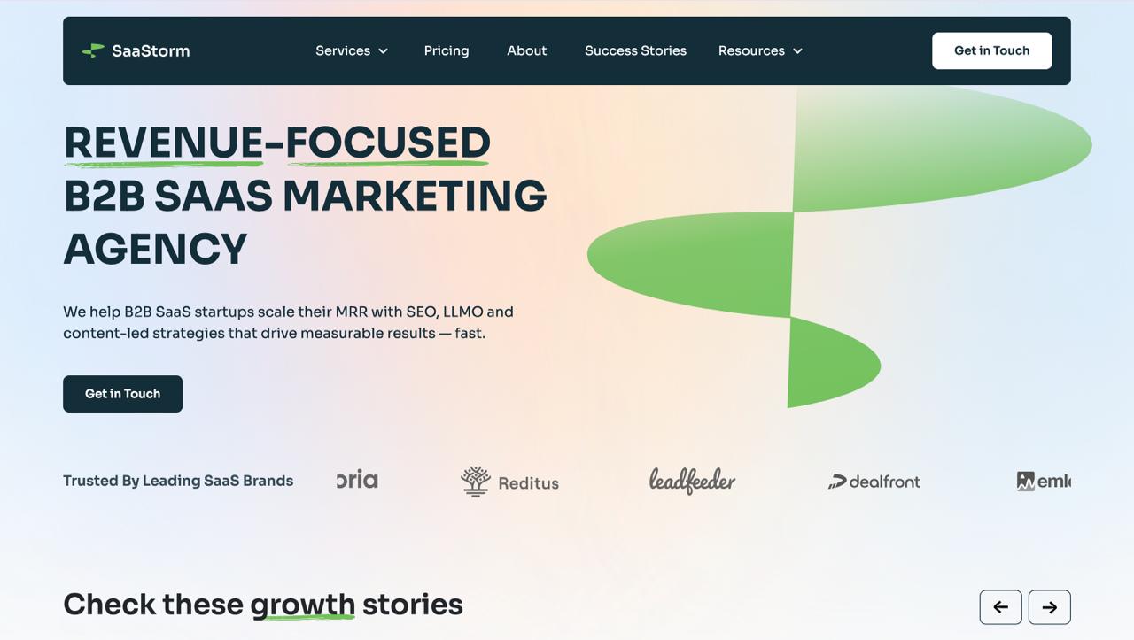 La homepage di SaaStorm mostra i servizi dell'agenzia SEO B2B SaaS con strategie di crescita basate sui contenuti e il clustering generativo di argomenti dell'intelligenza artificiale.