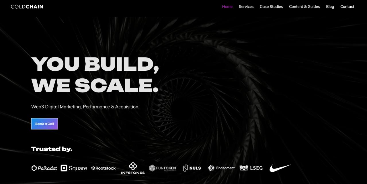 La page d'accueil ColdChain présente le marketing blockchain axé sur la performance avec des analyses CRM alimentées par l'IA pour les entreprises Web3.