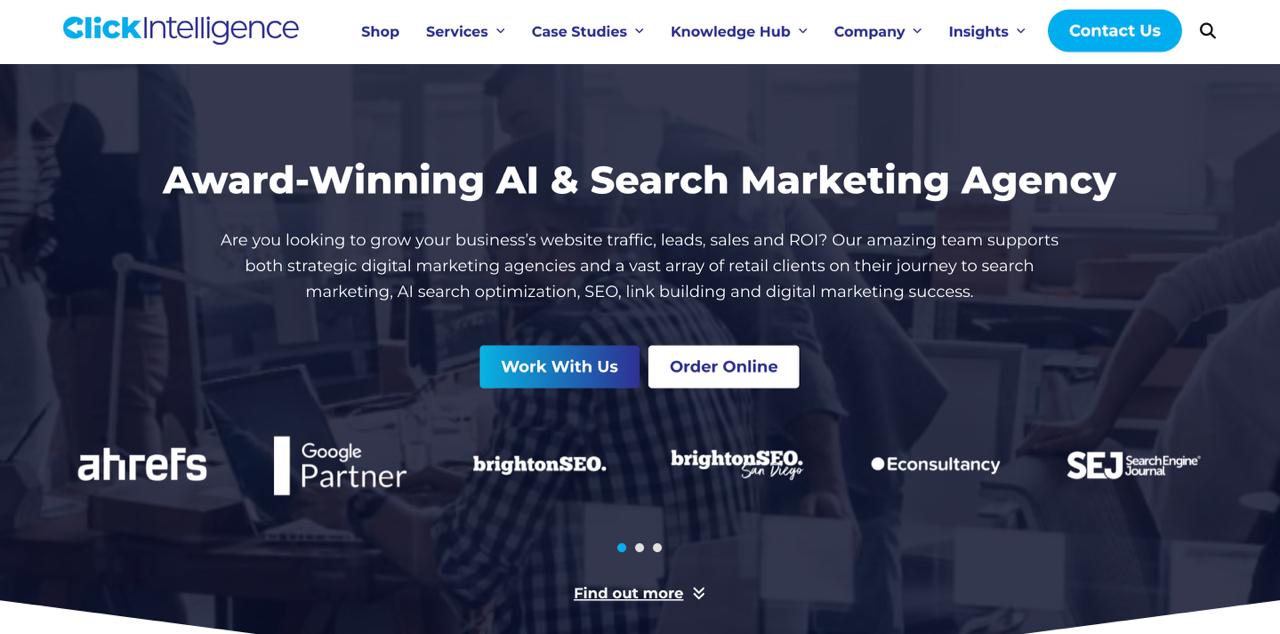 الصفحة الرئيسية لـ Click Intelligence التي تعرض خدمات قياس الرؤية بالذكاء الاصطناعي وتدقيق محرك الإجابة الأمثل للعلامات التجارية بين الشركات