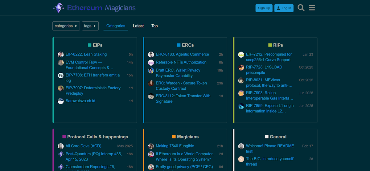 Die Startseite des Ethereum Magicians-Forums mit dunklem Thema zeigt aktive EIP-Diskussionen, darunter EIP-8222 Lean Staking, ERC-8183 Agentic Commerce und RIP-Vorschläge, sowie die Kategorien Protocol Calls und Magicians mit aktuellen Beiträgen von vor einigen Stunden.