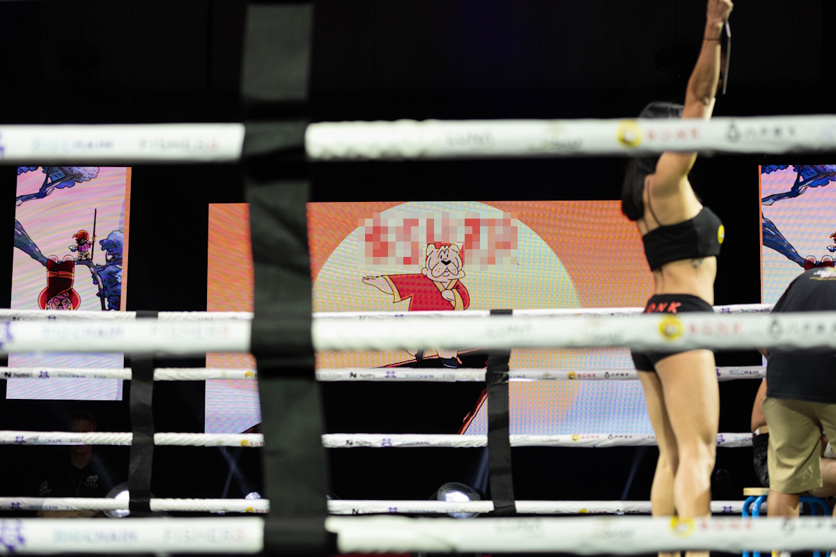 La mascotte Solana est affichée sur les écrans LED de l'arène lors de l'événement de boxe CryptoFightNight - activation marketing hors ligne pour les crypto-monnaies à Singapour.