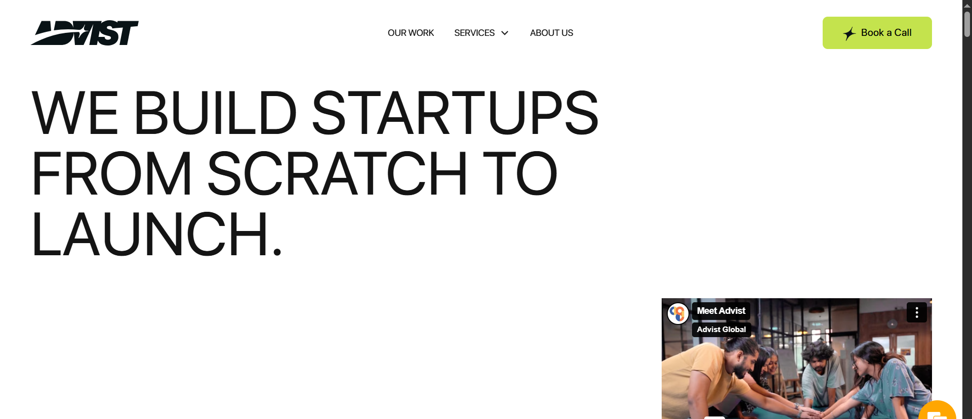Page d'accueil de l'agence de marketing pour startups Advist Global Web3 avec un design blanc minimal et le titre "We Build Startups From Scratch to Launch" (Nous construisons des startups de la naissance au lancement).